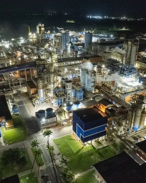 Vista aérea noturna de uma fábrica de papel e celulose