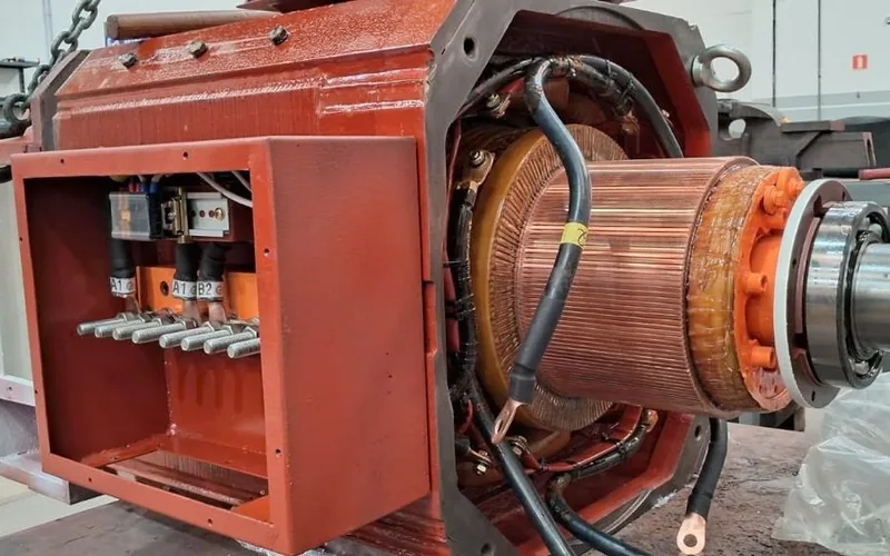 Motor de corrente contínua de 300 cv aberto na oficina da Techservice, com a caixa de ligação, o enrolamento de campo e o comutador de cobre à mostra